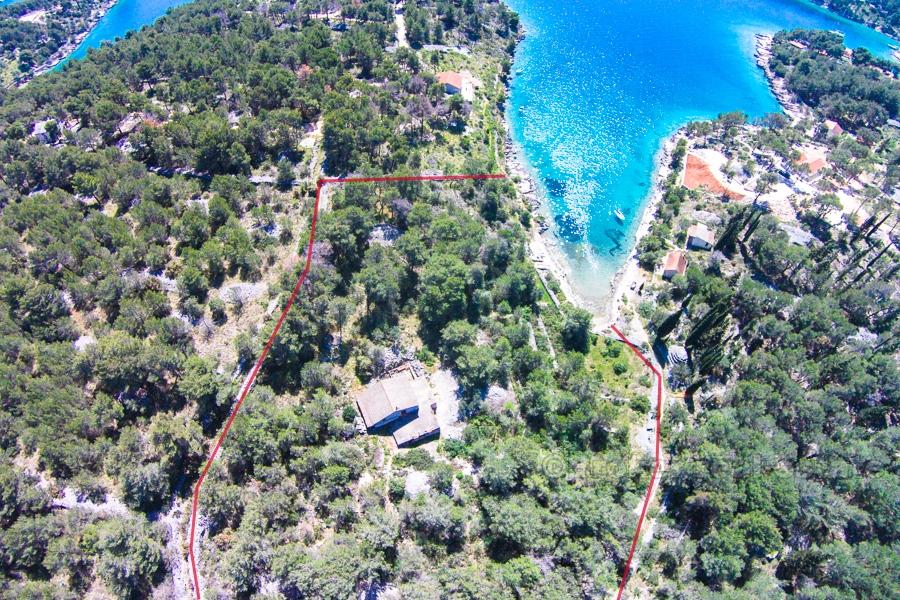 Ostrov Brač, nábrežný dom s pozemkom