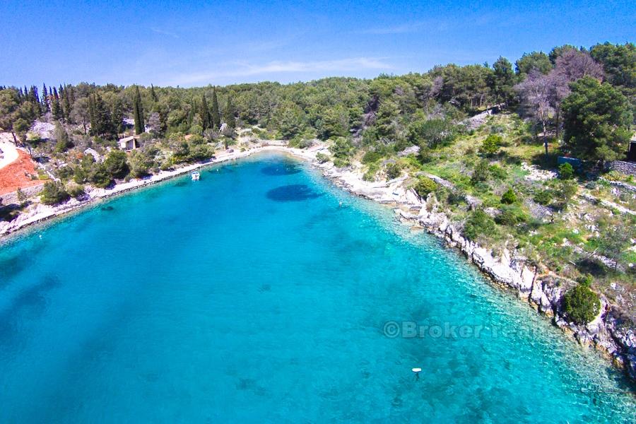 Ostrov Brač, nábrežný dom s pozemkom