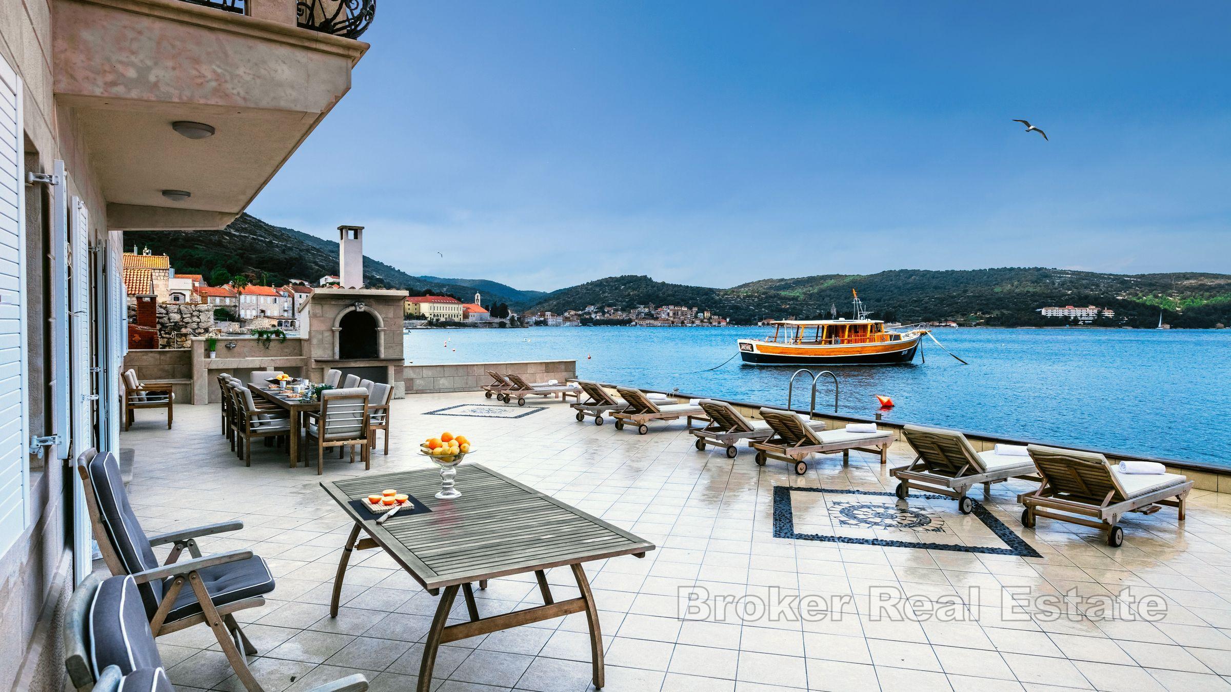 otok Vis - Kamena vila, uz more