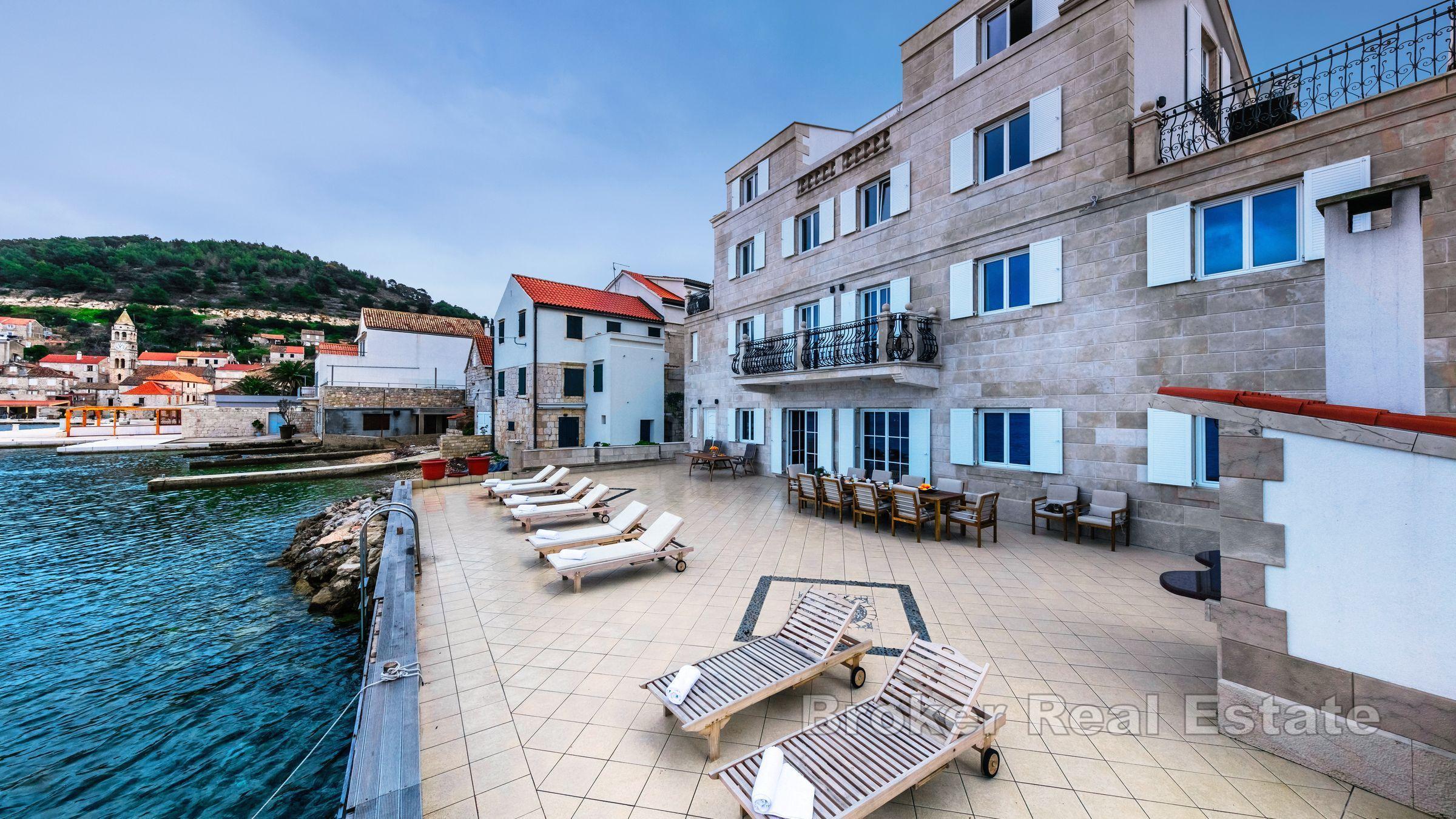otok Vis - Kamena vila, uz more