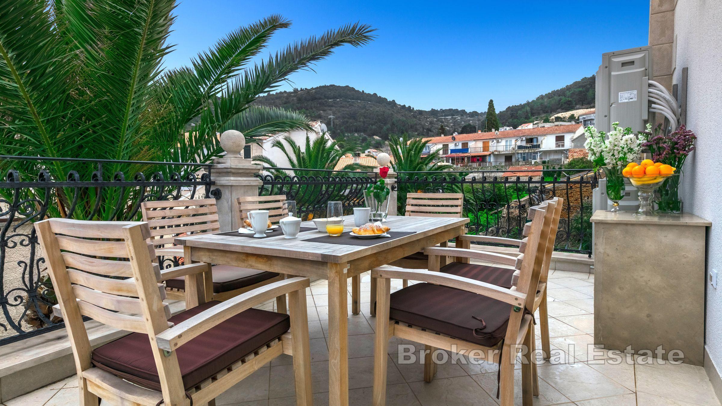 otok Vis - Kamena vila, uz more