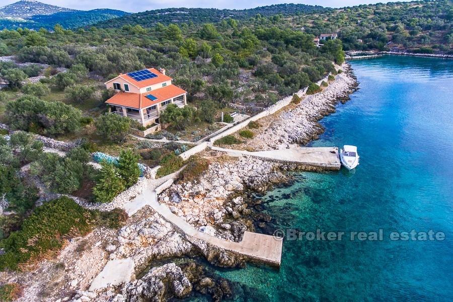 Kornati, hus på havet, på en liten ö