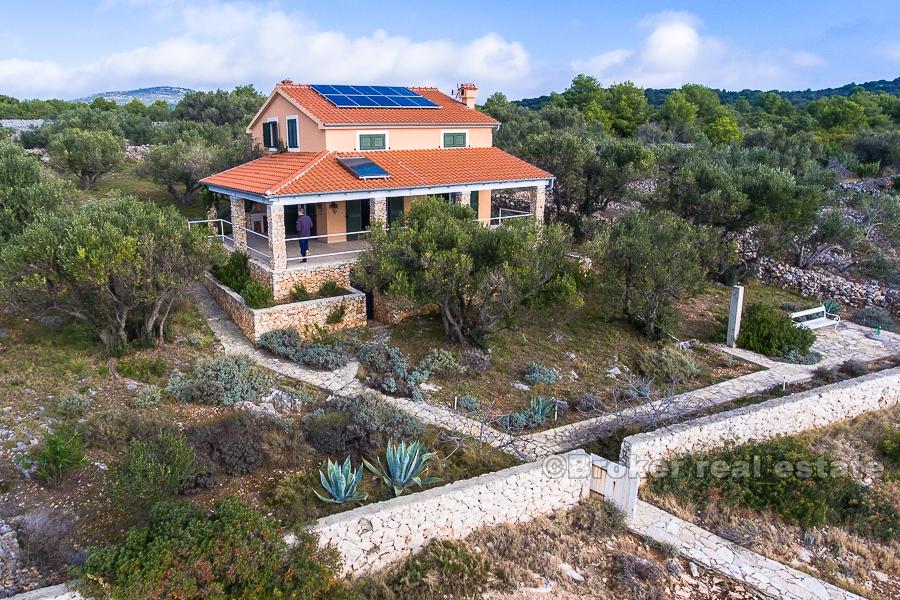Kornati, maison sur la mer, sur un petit îlot