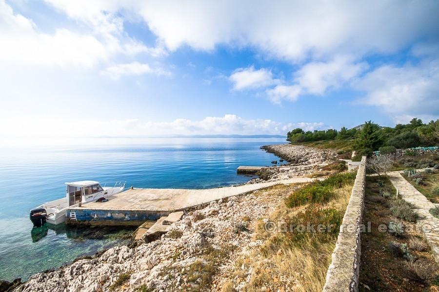Kornati, maison sur la mer, sur un petit îlot