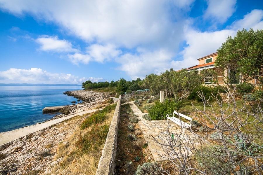 Kornati, maison sur la mer, sur un petit îlot