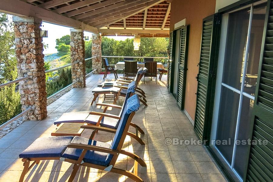 Kornati, maison sur la mer, sur un petit îlot