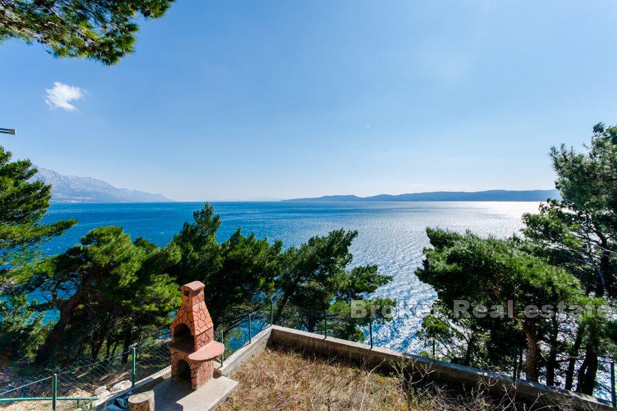 Omis, hus på stor tomt, vid havet
