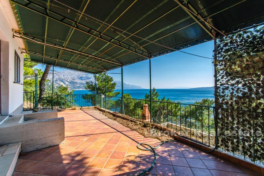 Omis, hus på stor tomt, vid havet