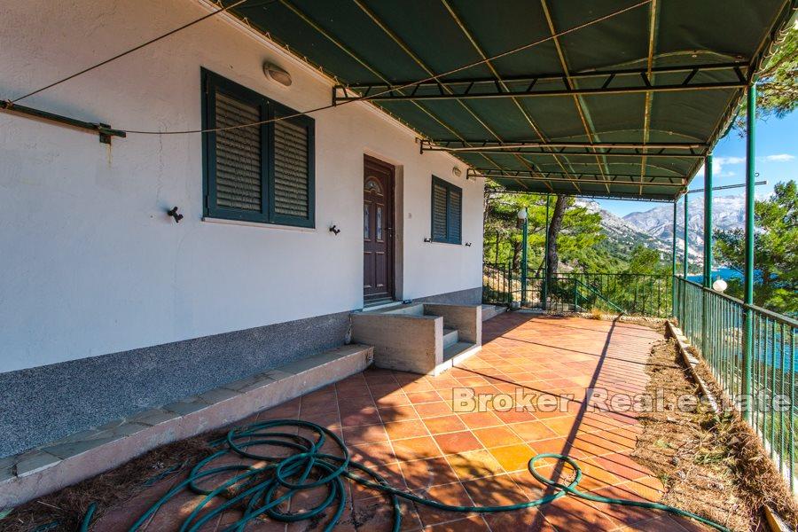 Omis, house on large plot, by the sea