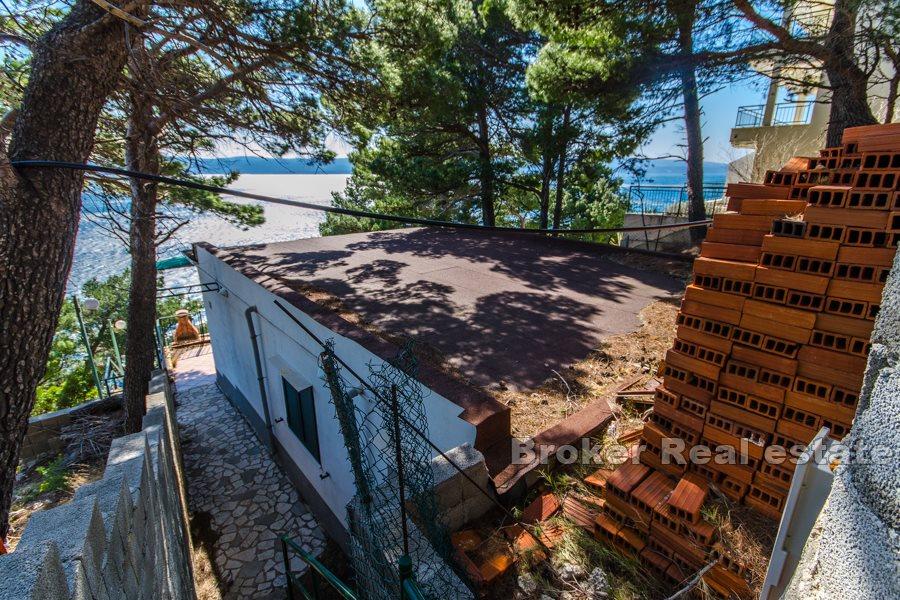 Omis, hus på stor tomt, vid havet
