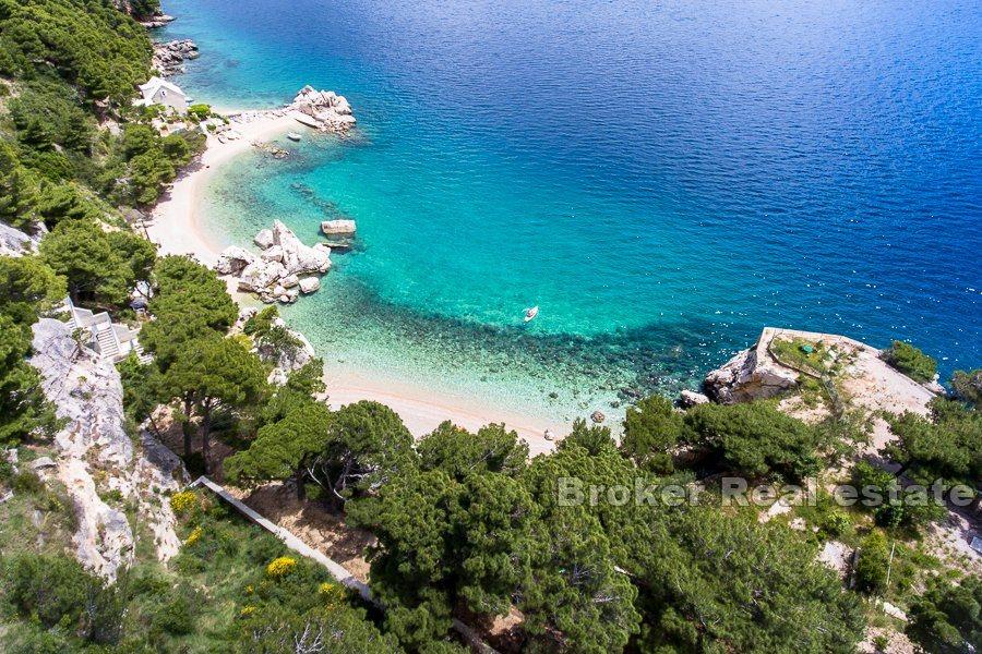 Omis, house on large plot, by the sea