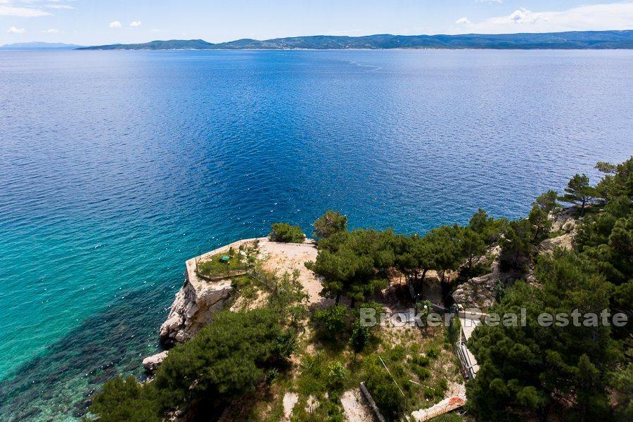 Omis, hus på stor tomt, vid havet