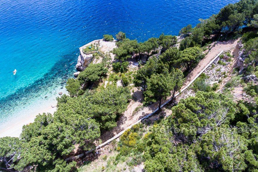 Omis, hus på stor tomt, vid havet