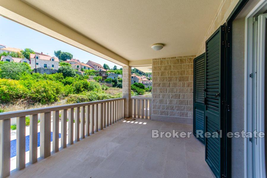 Øya Brac, leilighetshus med havutsikt