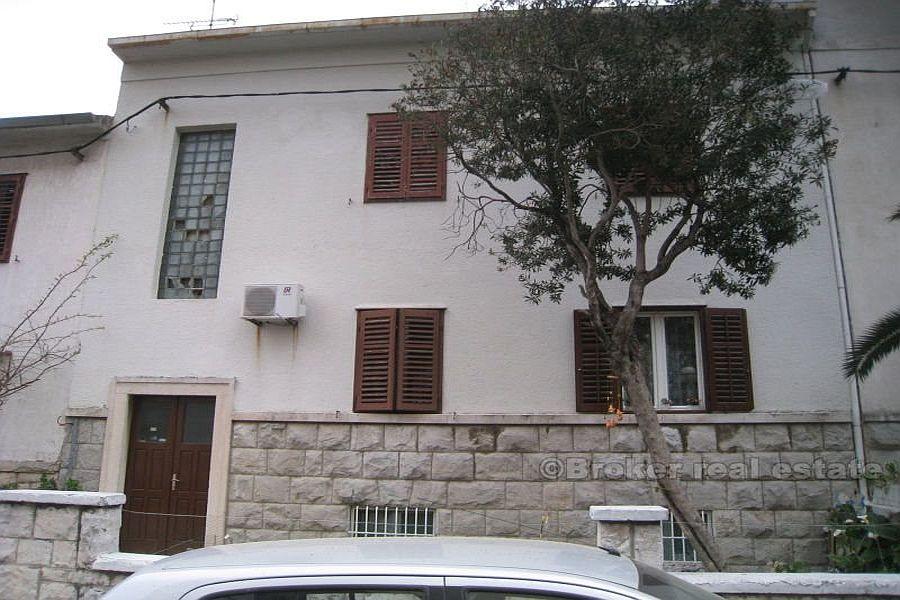 la ville de Split. Appartement avec 3 chambres à coucher
