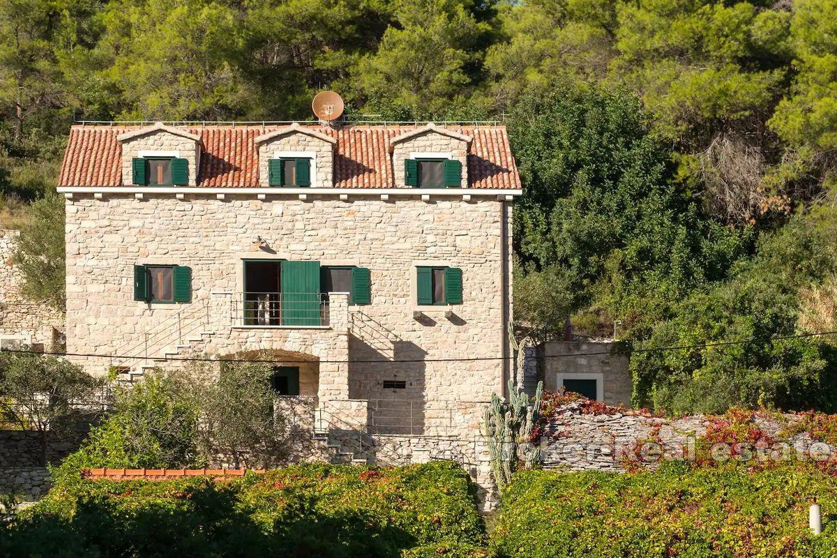 Maison en pierre sur trois étages