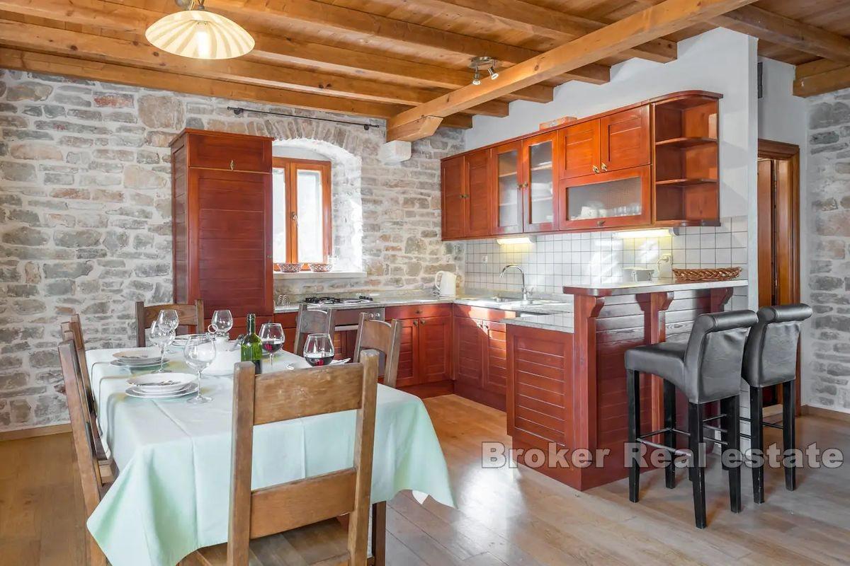 Stenhus i tre våningar