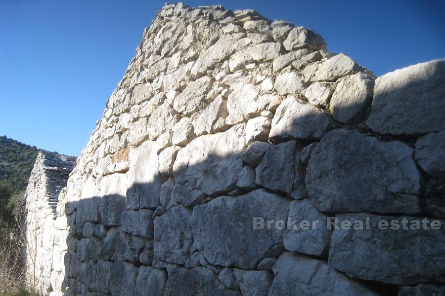 Près de Marina, maison en pierre - ruine