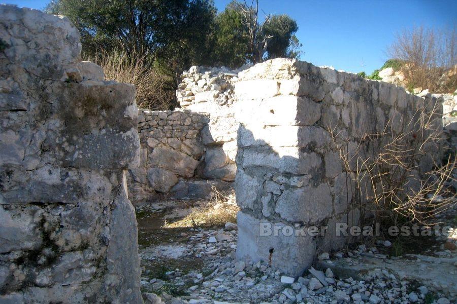 Près de Marina, maison en pierre - ruine