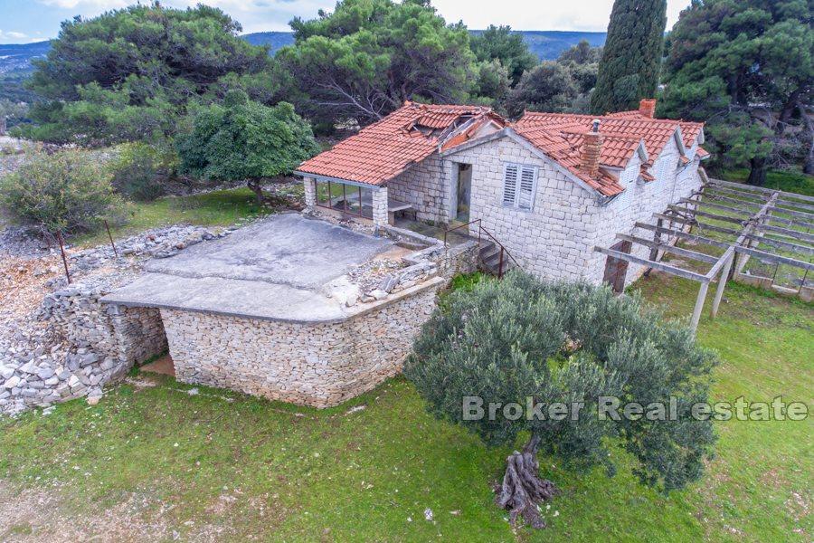 Ostrov Brač - země se zříceninou kamene