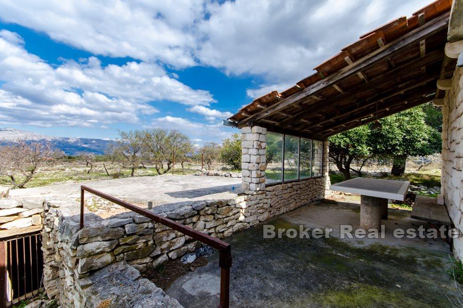 Ostrov Brač - země se zříceninou kamene