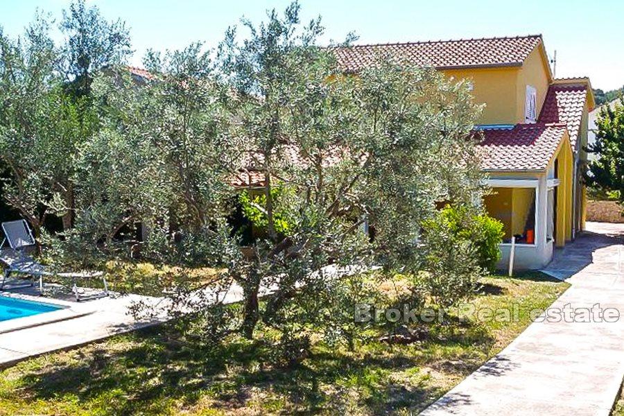 Øya Iz - Hus med basseng og stor hage