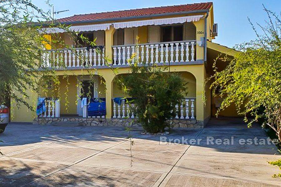 Wyspa Iz - Dom z basenem i dużym ogrodem