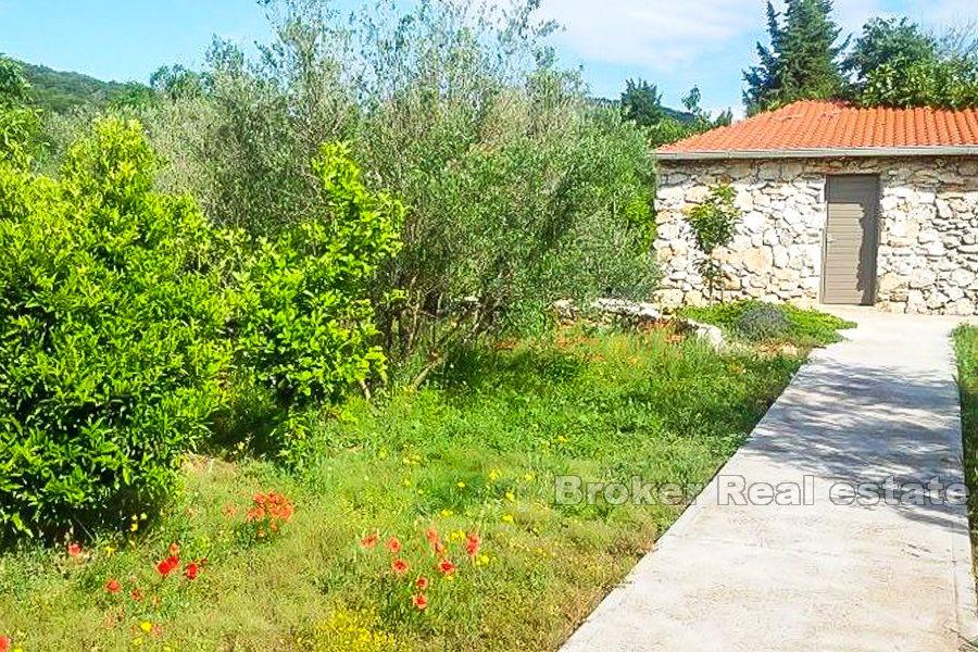 Wyspa Iz - Dom z basenem i dużym ogrodem