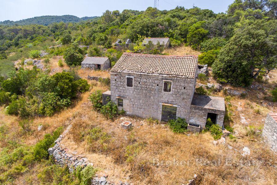 Øya Vis - Eiendom med gamle steinhus