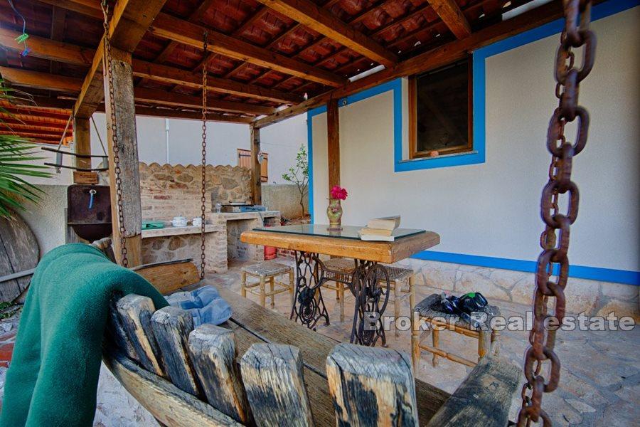 Otok Vis - Kuća s prostranim mediteranskim vrtom