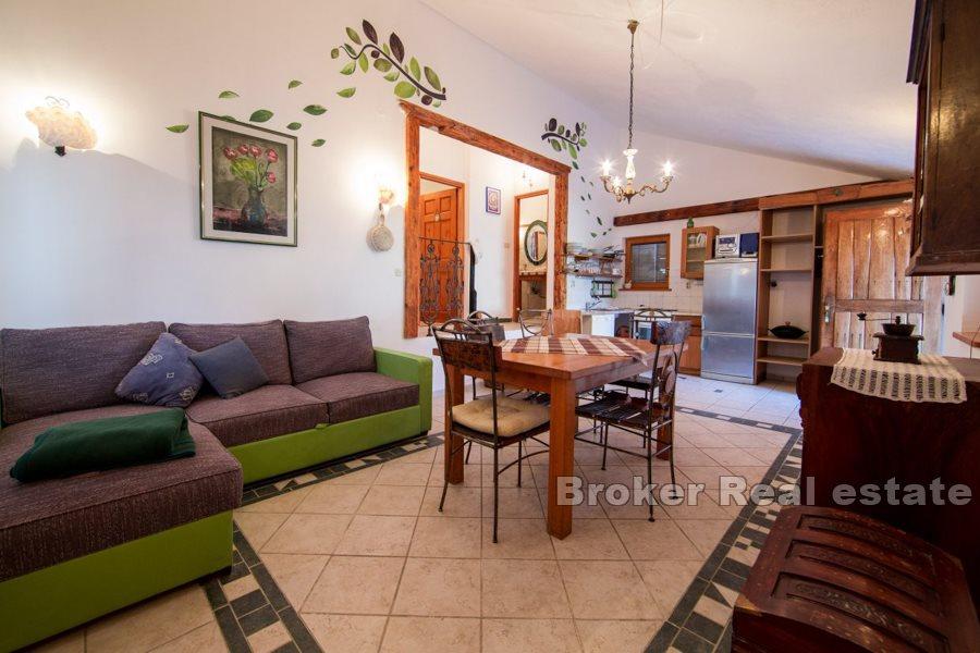 Otok Vis - Kuća s prostranim mediteranskim vrtom