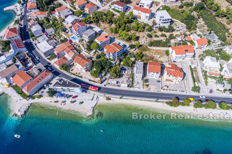 Omis - Terrain constructible au premier rang de la mer