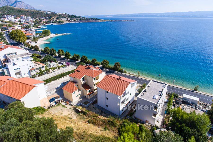 Omis - Terrain constructible au premier rang de la mer