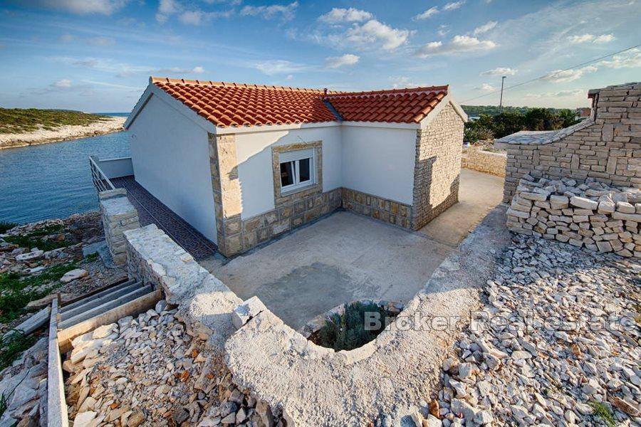 Остров Вис - Многоквартирный дом на первой линии от моря