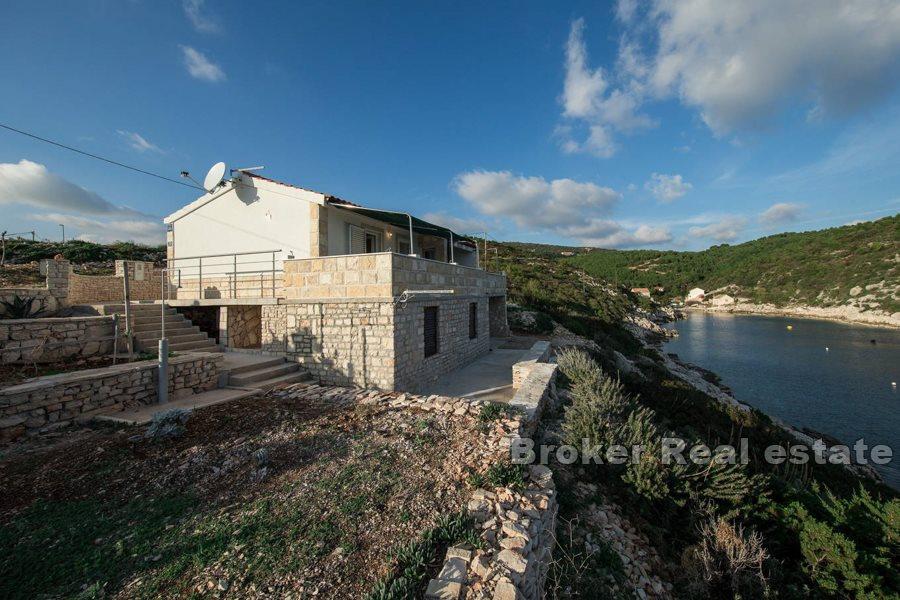 Остров Вис - Многоквартирный дом на первой линии от моря