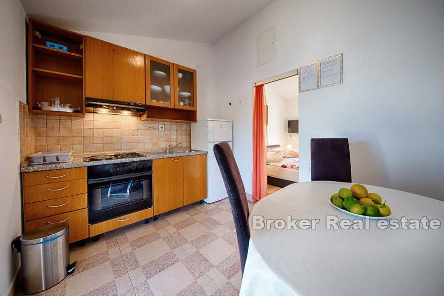 Остров Вис - Многоквартирный дом на первой линии от моря