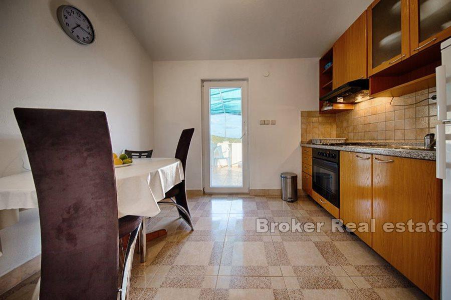 Остров Вис - Многоквартирный дом на первой линии от моря