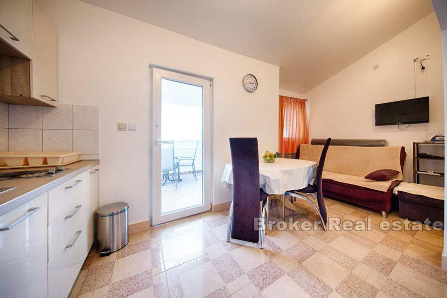 Остров Вис - Многоквартирный дом на первой линии от моря