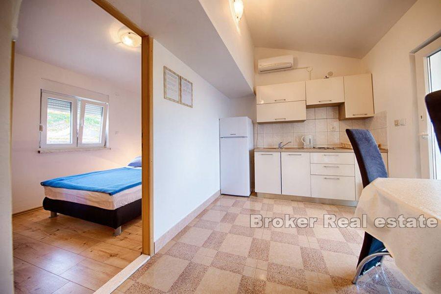 Остров Вис - Многоквартирный дом на первой линии от моря