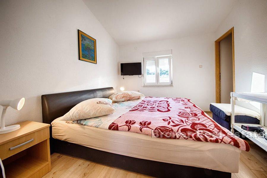 Остров Вис - Многоквартирный дом на первой линии от моря