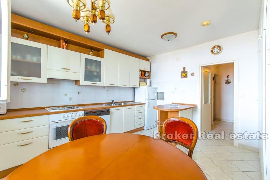 Split - Blatine, appartement avec vue dégagée sur la mer