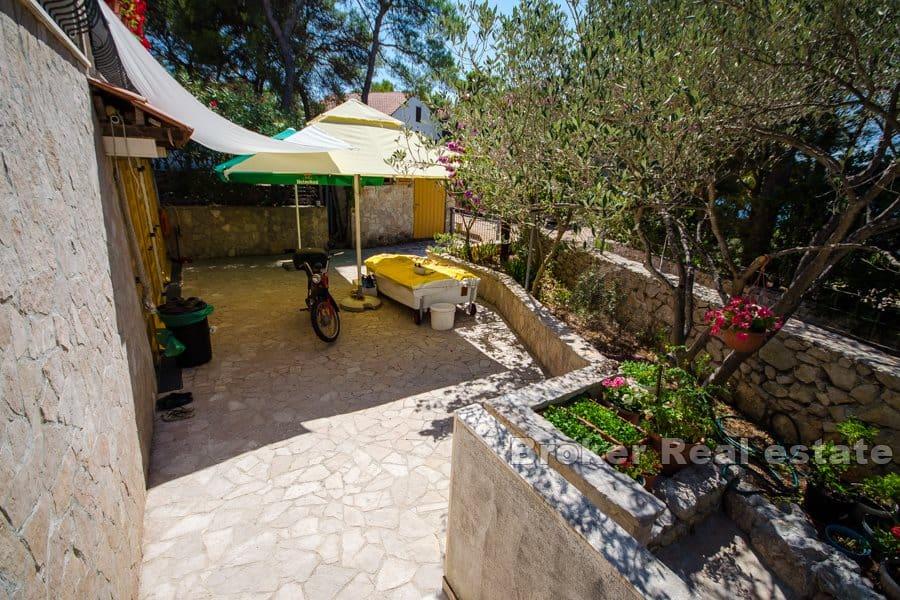 Otok Brač - Kuća u 2. redu do mora