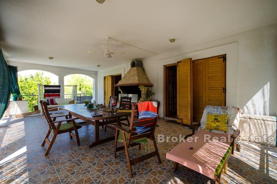 Ön Brac - Hus i andra raden mot havet