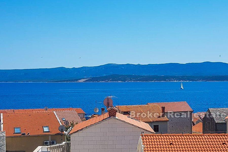 Ostrov Brač - Zrekonstruovaný kamenný dům s výhledem na moře