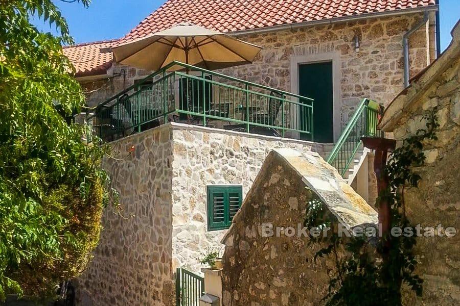 Wyspa Brac - Odnowiony kamienny dom z widokiem na morze