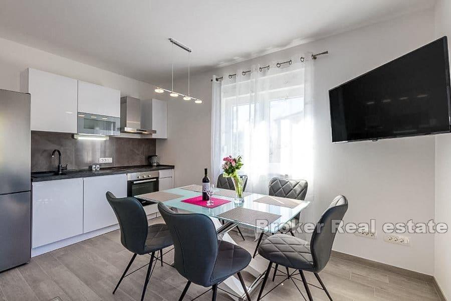 Rogoznica - Dom z apartamentami w drugim rzędzie do morza