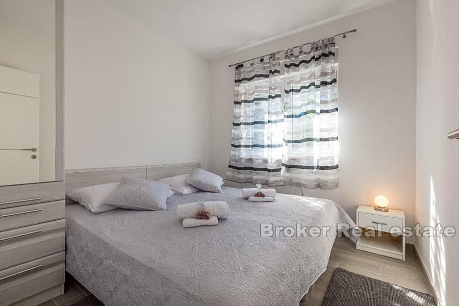 Rogoznica - Dom z apartamentami w drugim rzędzie do morza