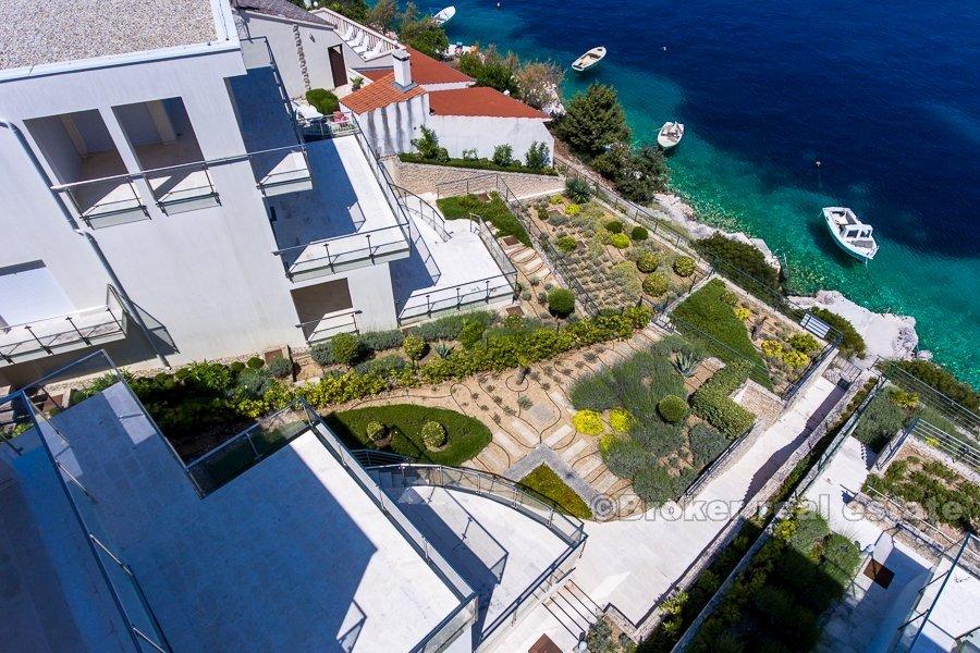 Niedaleko Rogoznica, Willa w pierwszym rzędzie do morza