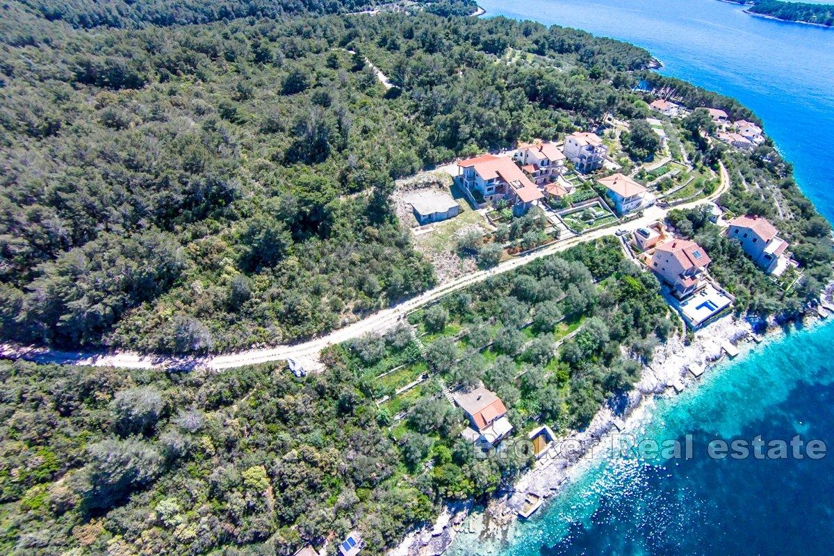 Building land in the immediate vicinity of the sea