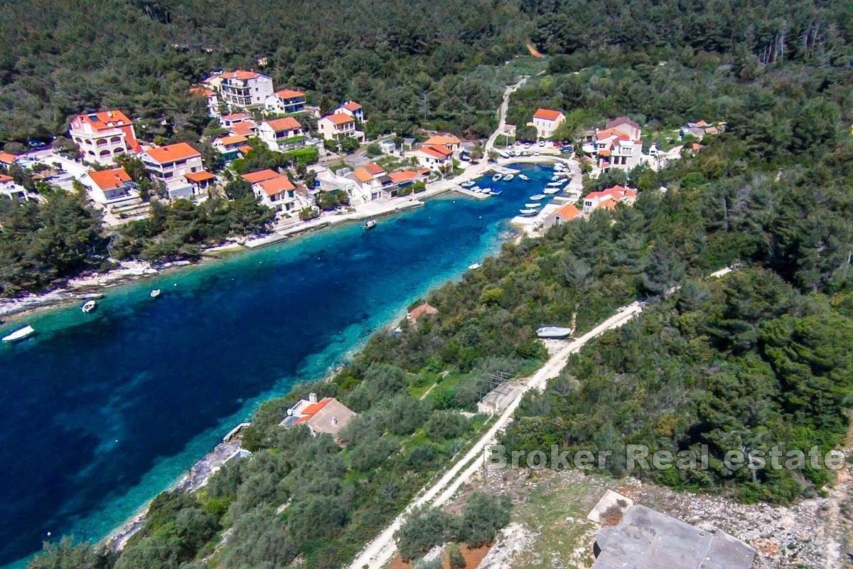 Building land in the immediate vicinity of the sea